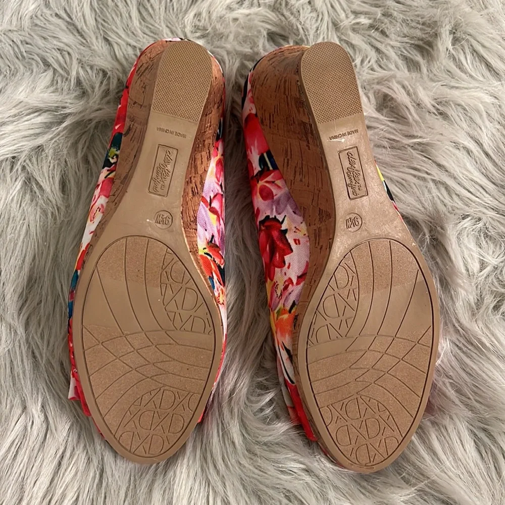 NWOT 9.5W Dexflex Comfort Red Floral Sandals - Picture 4 of 4